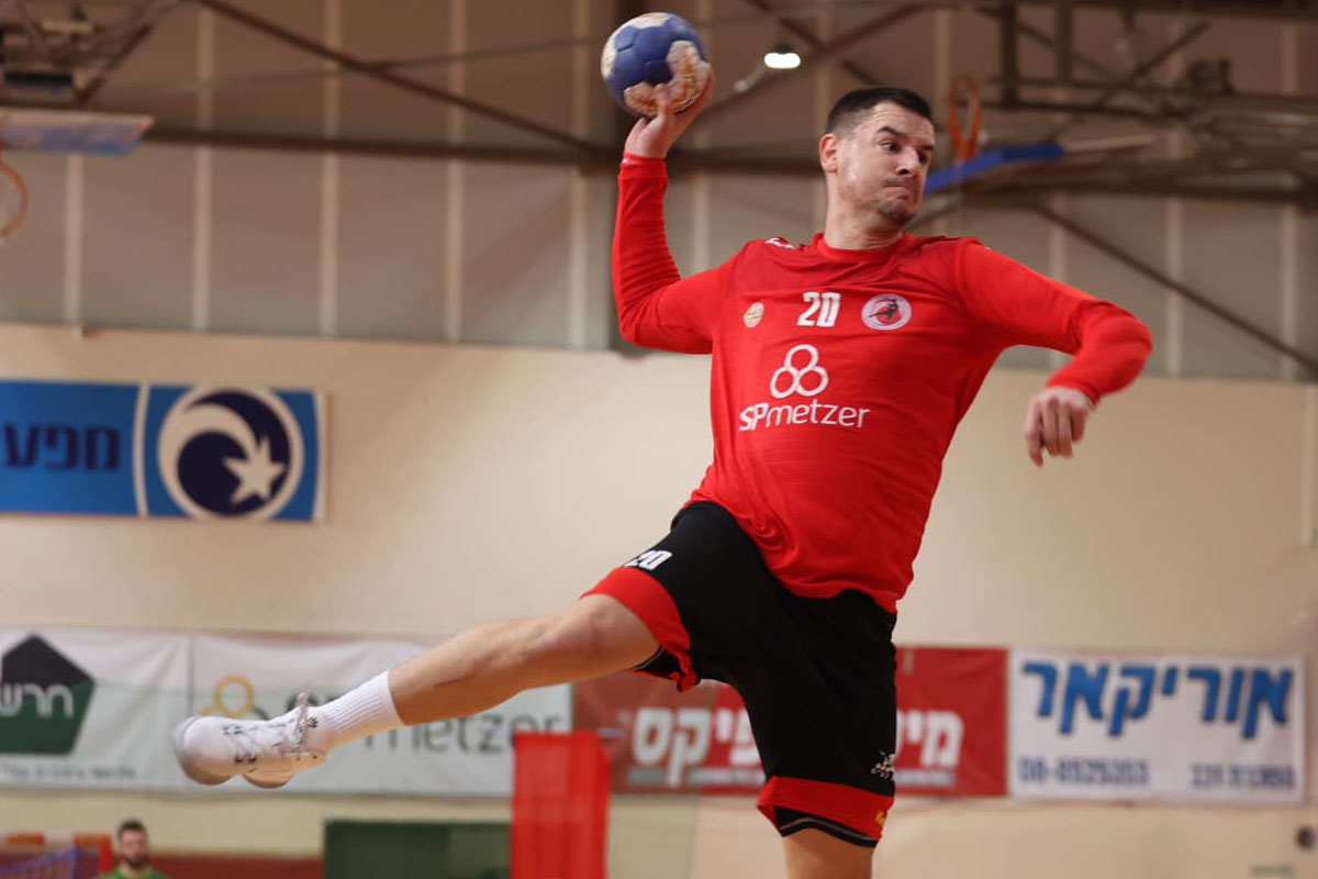 הראש בגמר; אך לפני יש את מכבי ראשון לציון