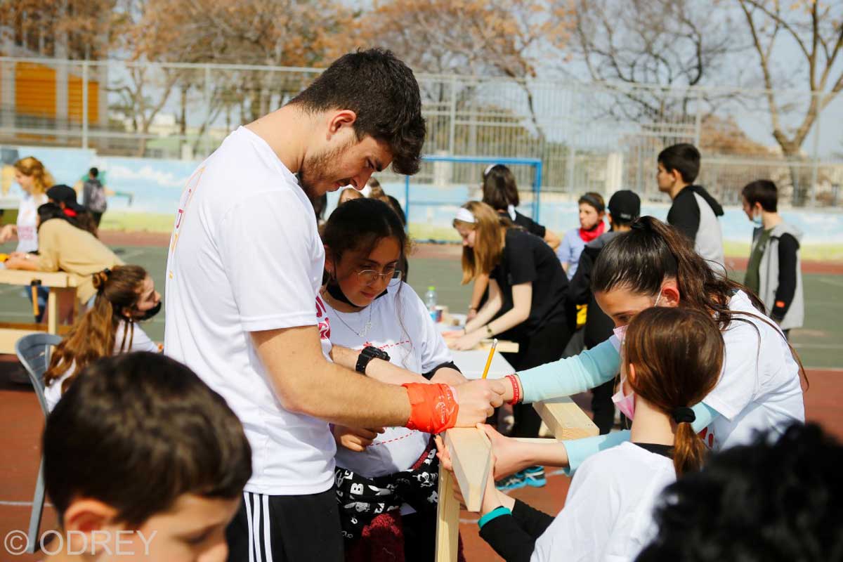 לבנות ספסלי החברות: ידיים טובות ביום המעשים הטובים.