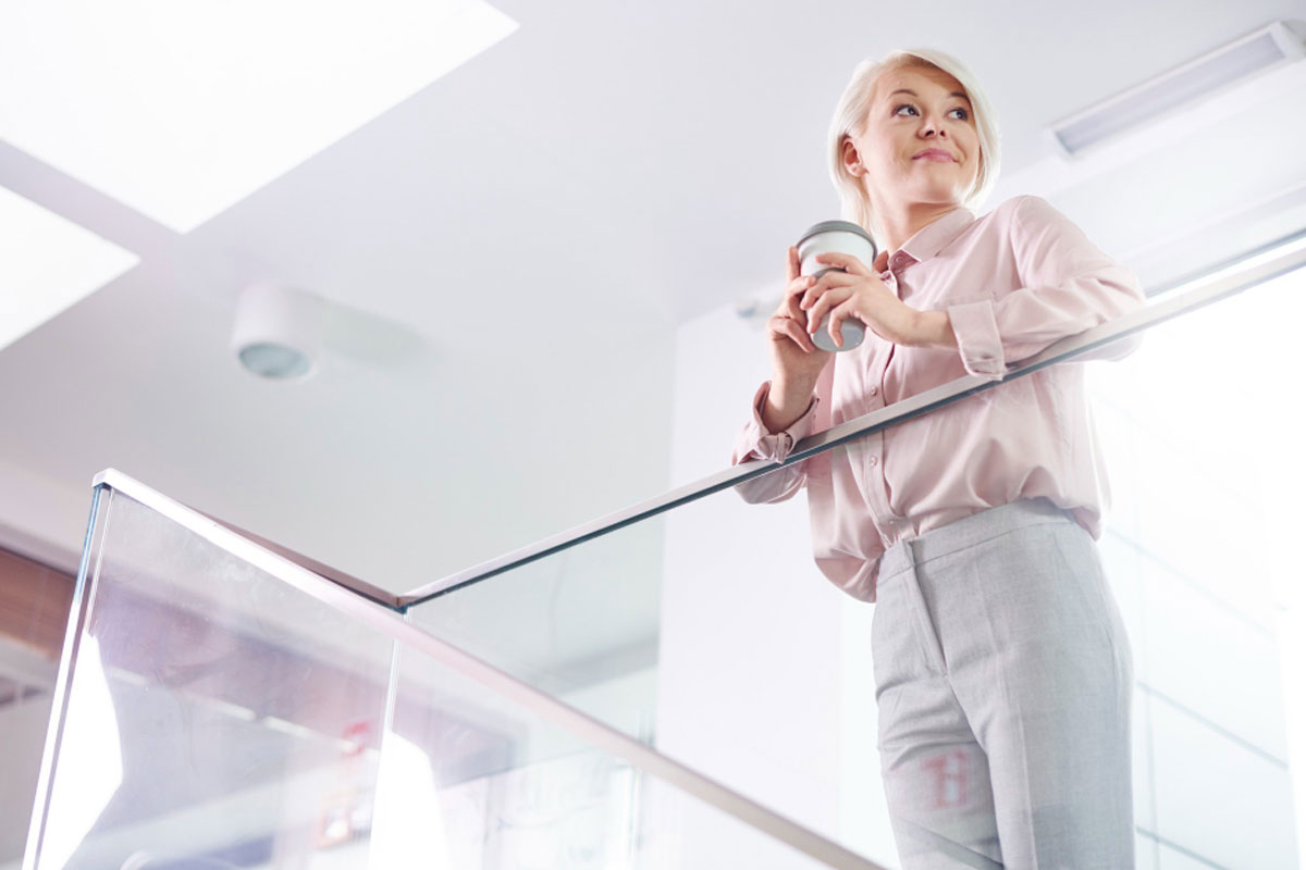 מעקה זכוכית