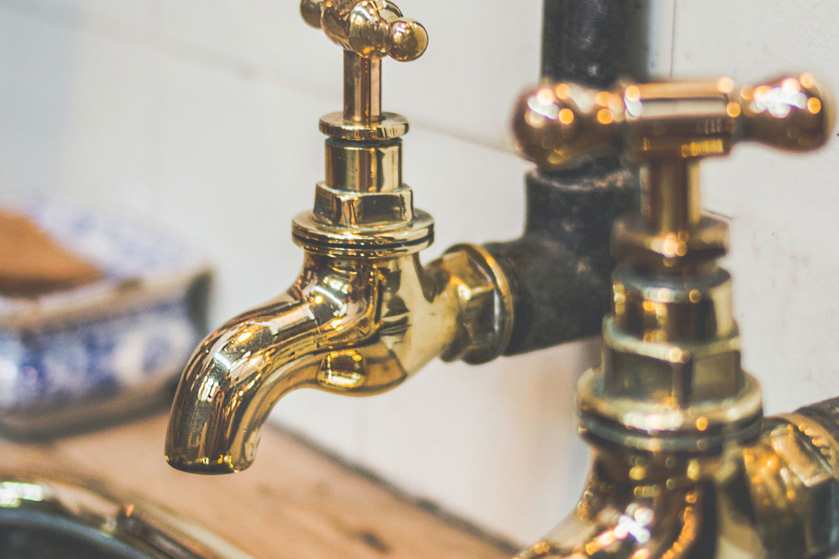 מה חשוב לבדוק לפני שבוחרים אינסטלטור?