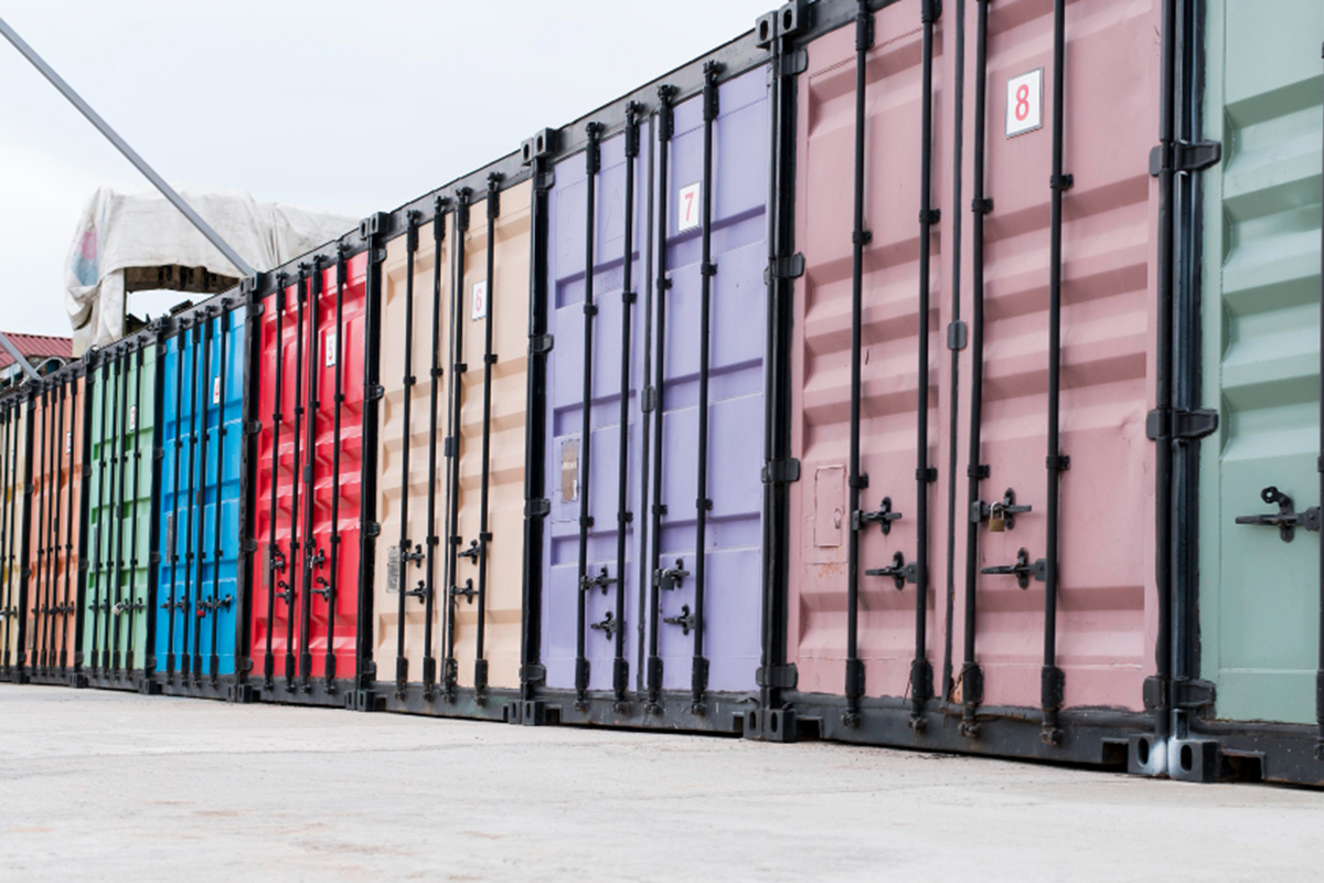 פתרונות מכולה כיחידת מגורים/מחסן בבית פרטי