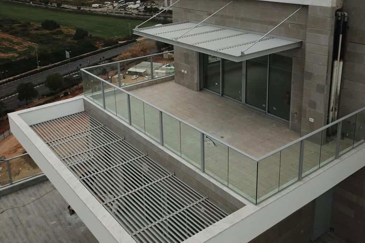 מעקה אלומיניום דמוי פלדה לעיצוב מושלם