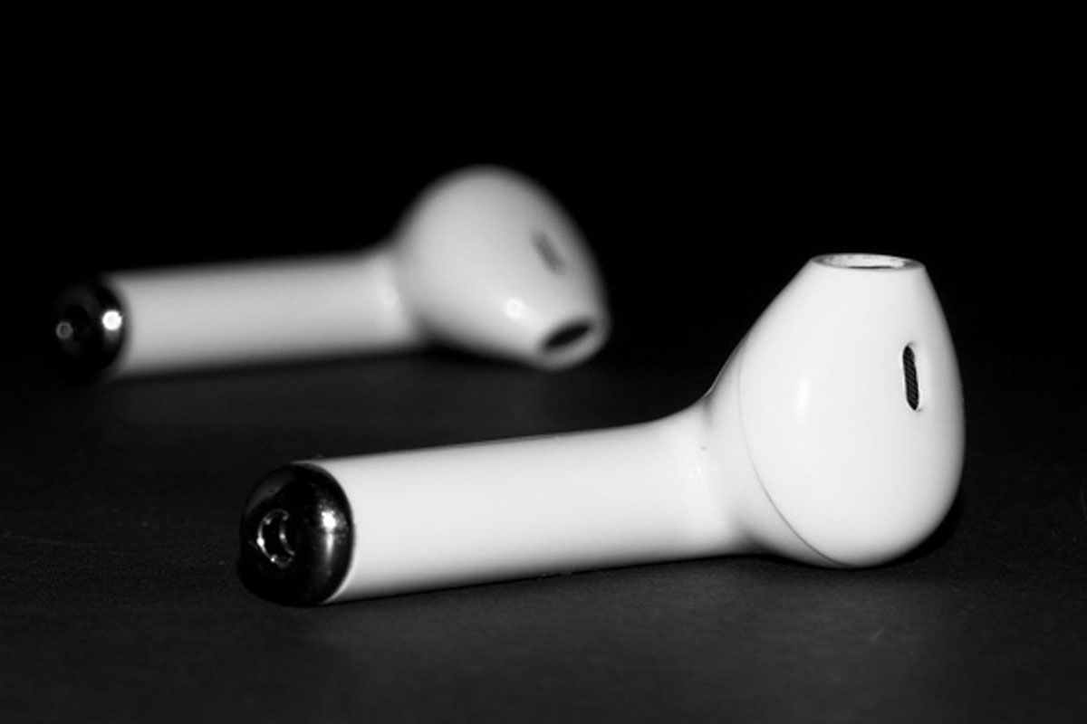 אוזניות אלחוטיות וכיסא גיימינג – רעיונות למתנות לחגים לצעירים