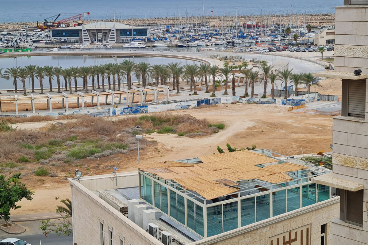 סוכת זכוכית עם נוף לים