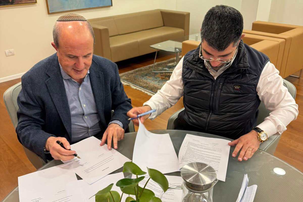 אלי נכט בפנים. סופי