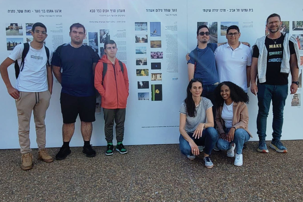 בוגרי פרויקט משקפיים ורודים של מהות אשדוד בתערוכת צילום ארצית בתל אביב