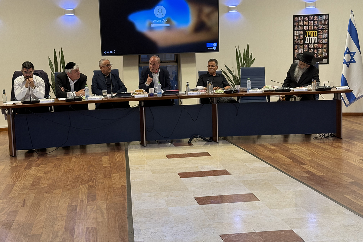 הצצה למועצה – איך הצליח לסרי לעקוץ את האופוזיציה