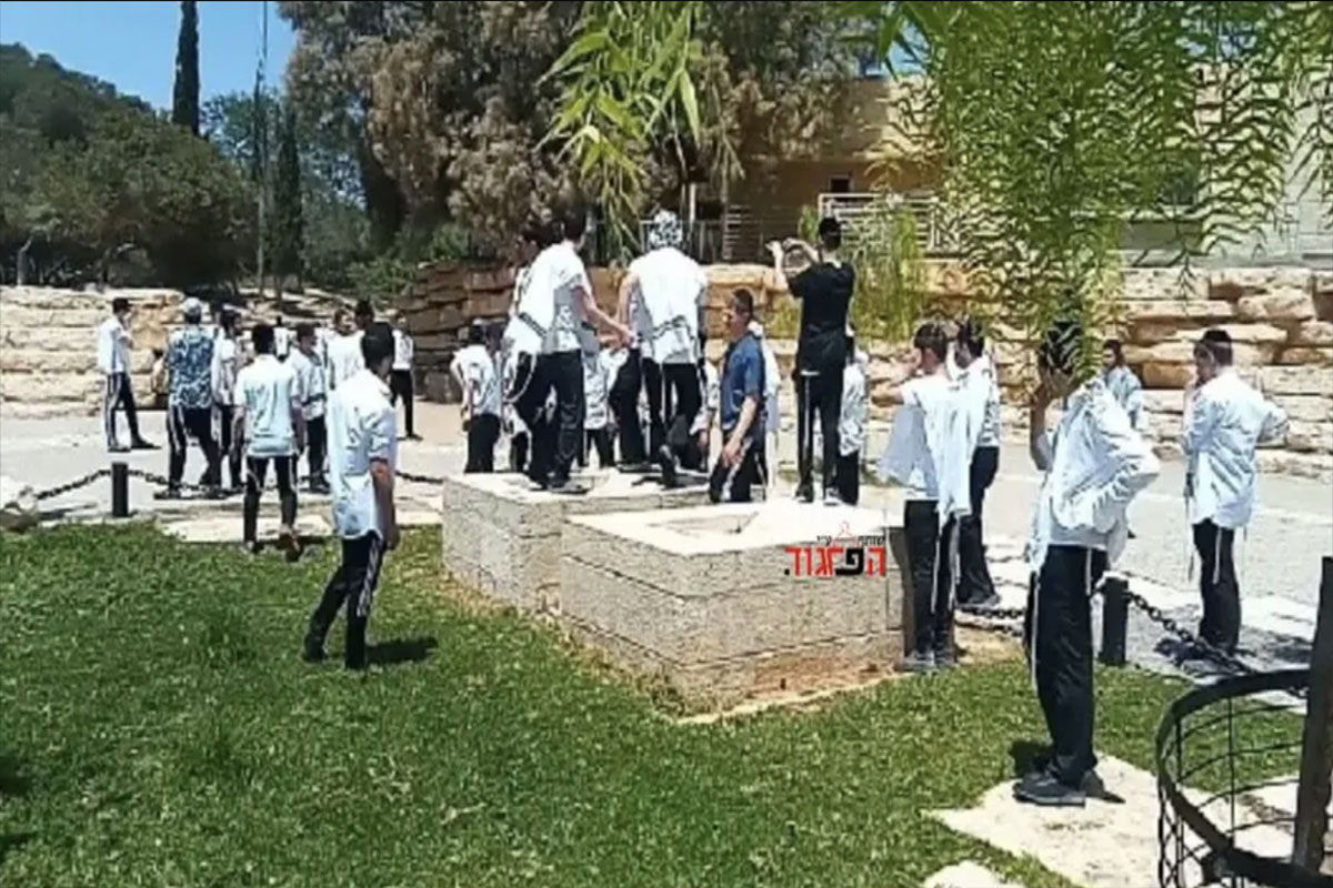 אפס גינויים – צעירים חרדים רקדו על קבר בן גוריון