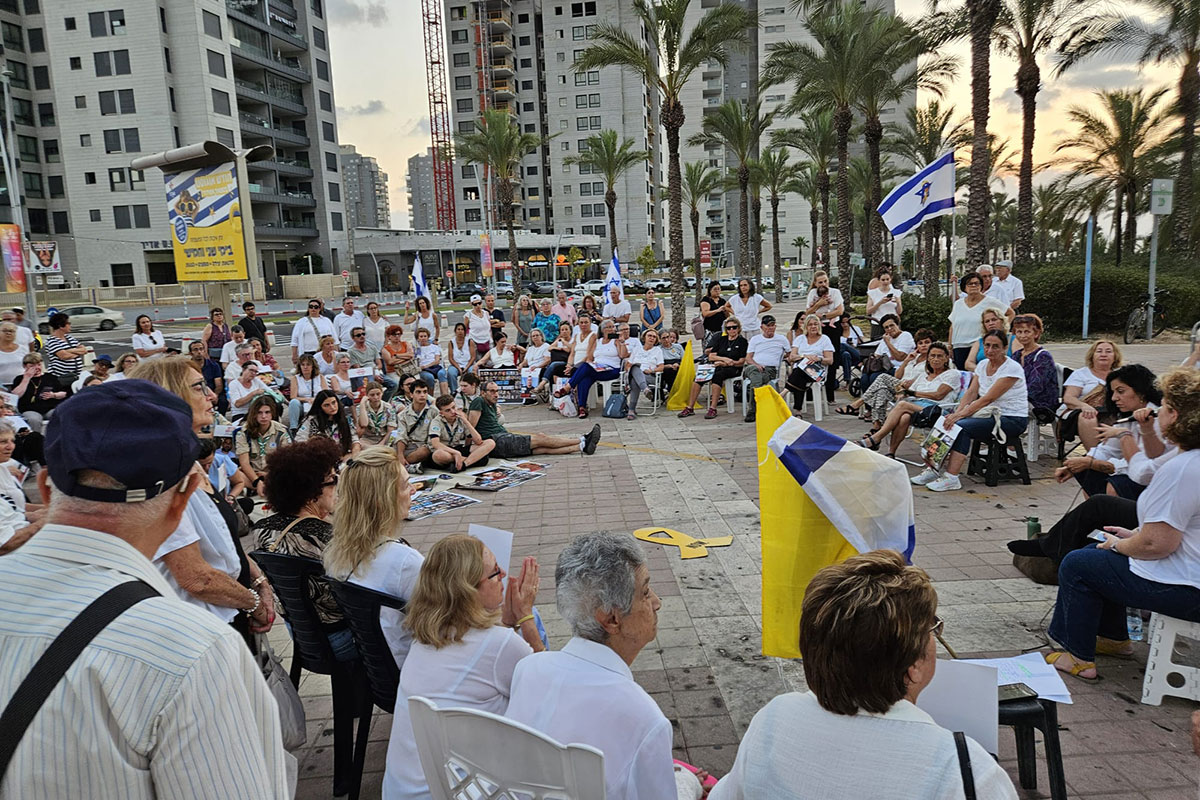 תושבי אשדוד במשמרת 101 למען החטופים