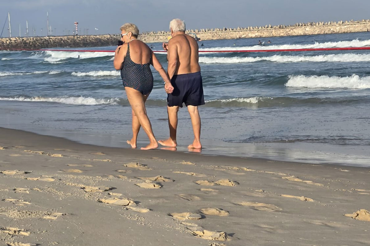 תמונת היום: להחזיק יד בסוף הדרך