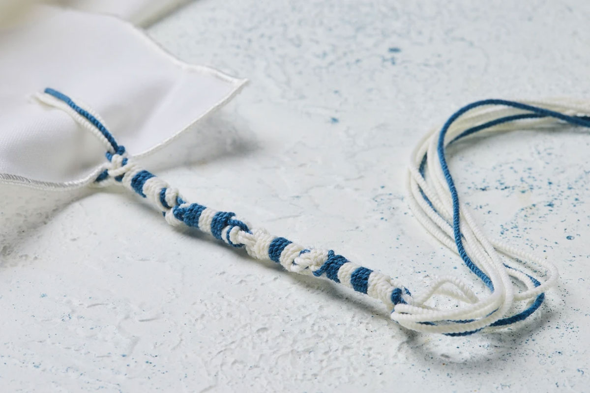 חשבתם שכבר אין טלית תכלת? חשבו שנית