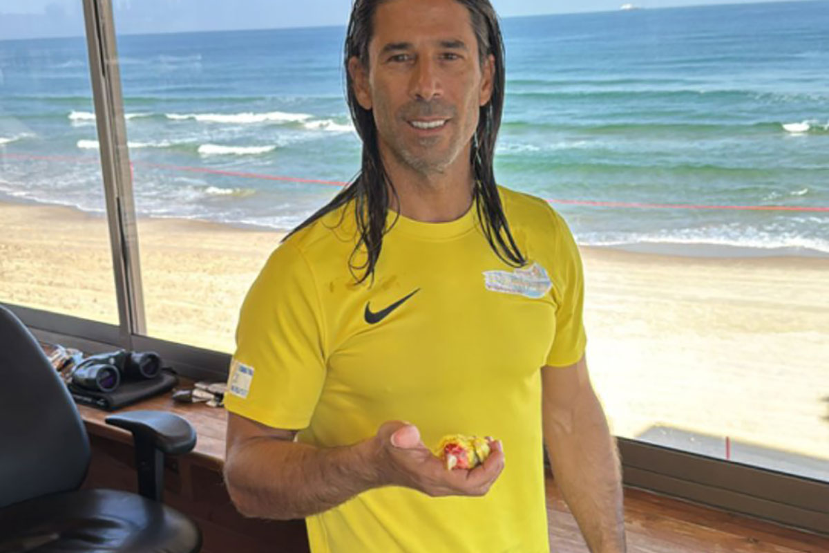 אירוע יוצא דופן בחוף לידו: מציל ותיק חילץ תוכי מחמד מהים