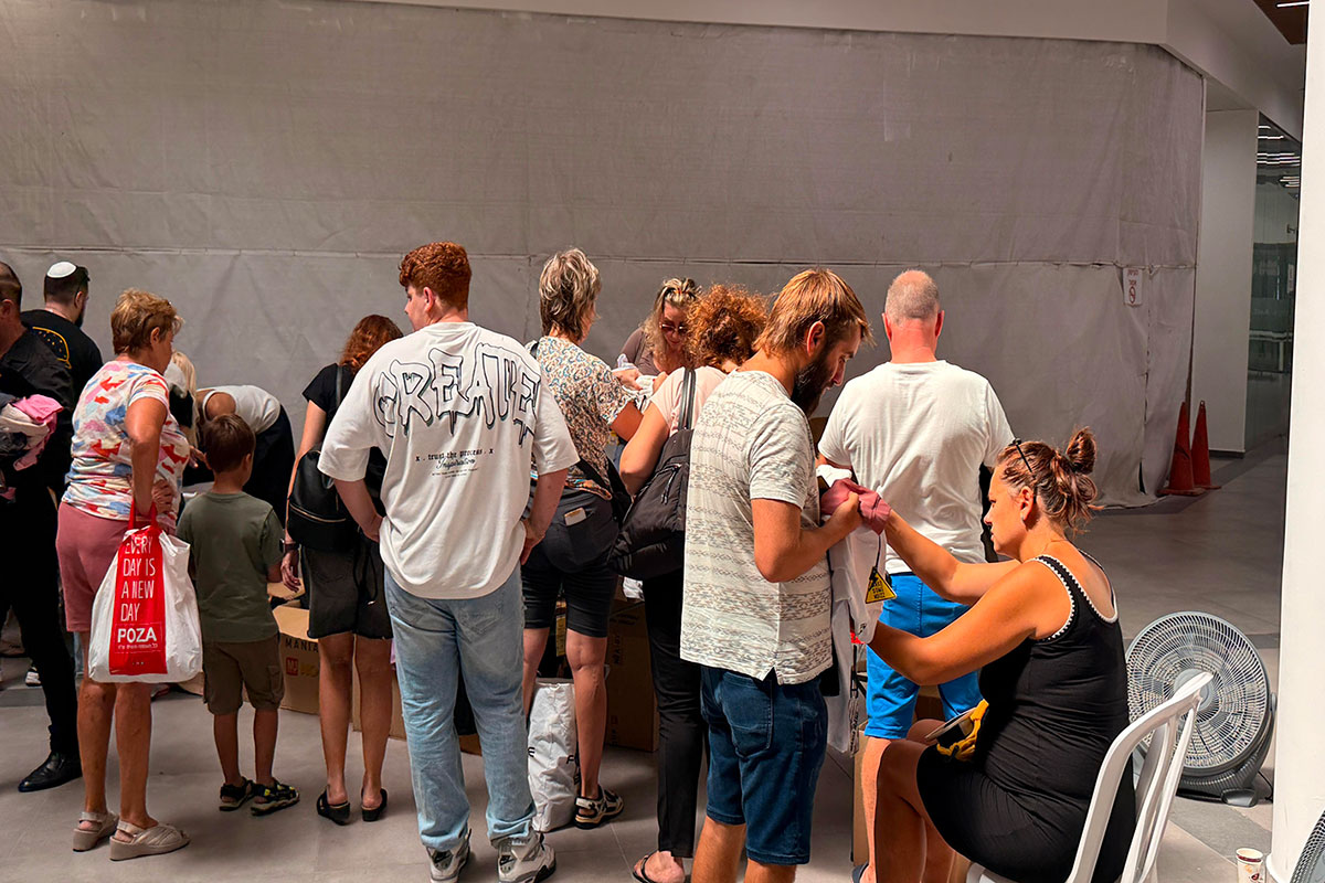 מיזם חלוקת הבגדים של אלי נכט