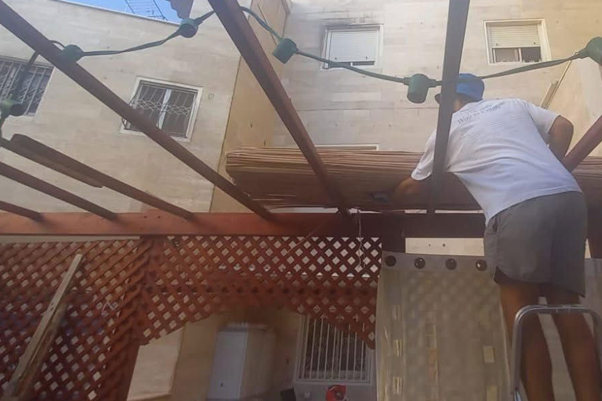 אשדוד מתמלאת בסוכות - בזכות בני הנוער.