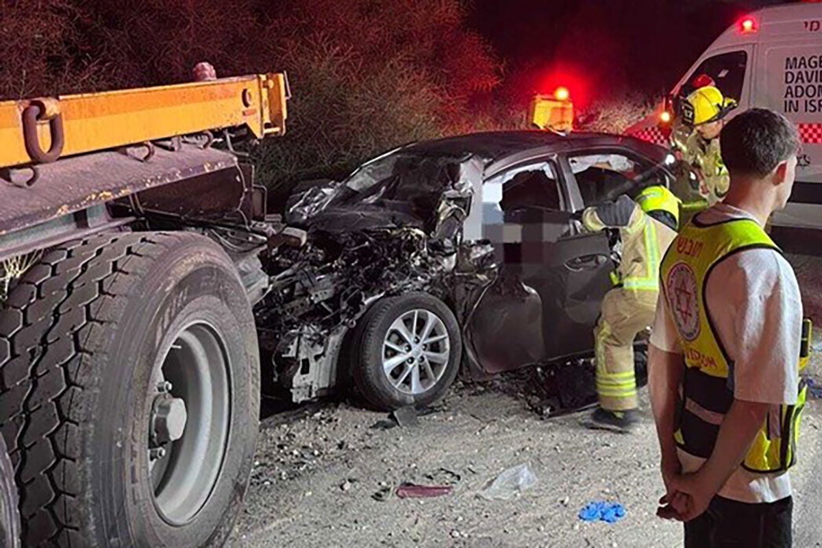 גבר בן 30 מת הלילה בהתנגשות עם סמיטריילר