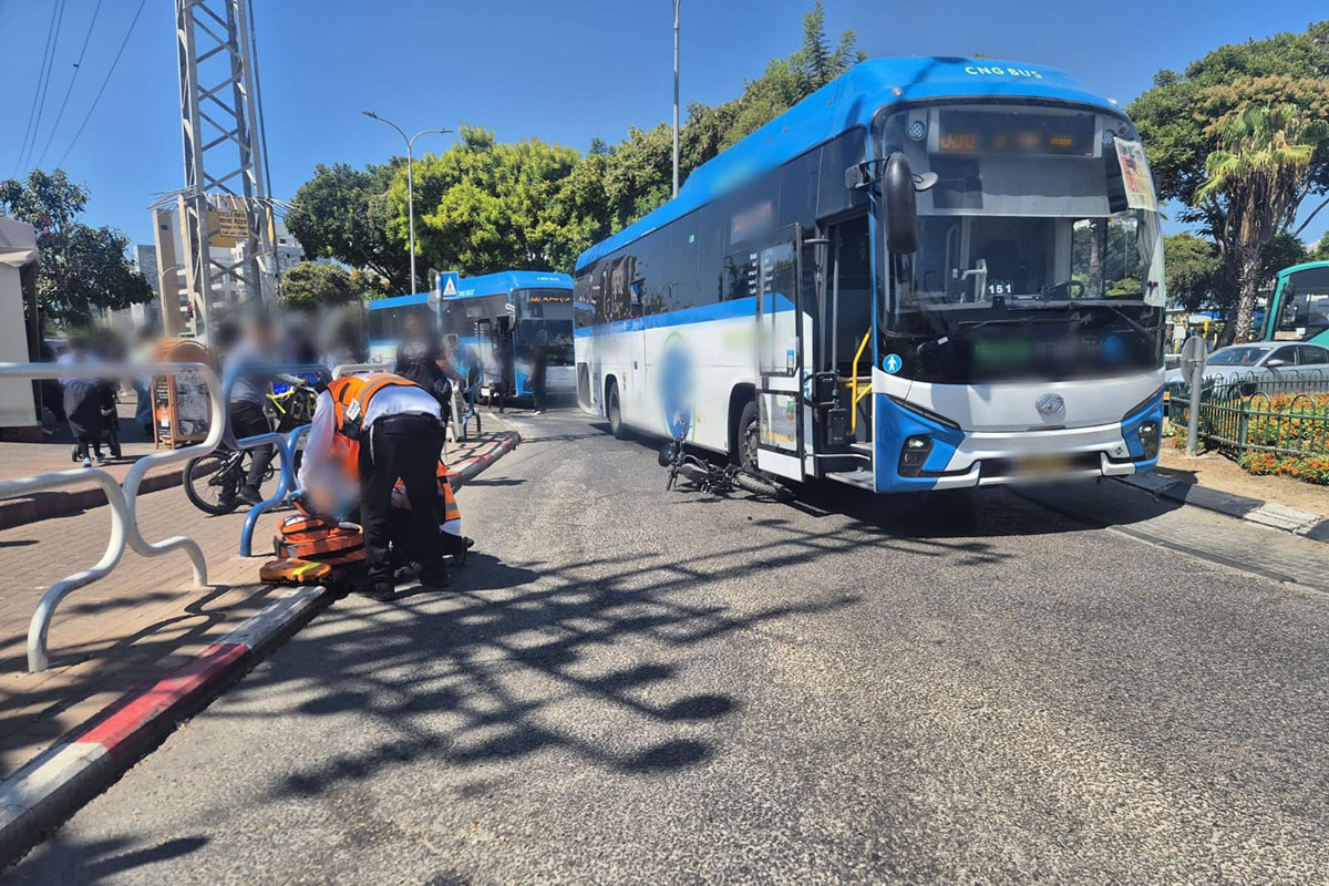 אשדוד: רוכב אופניים חשמליים נפצע בינוני בתאונה עם אוטובוס