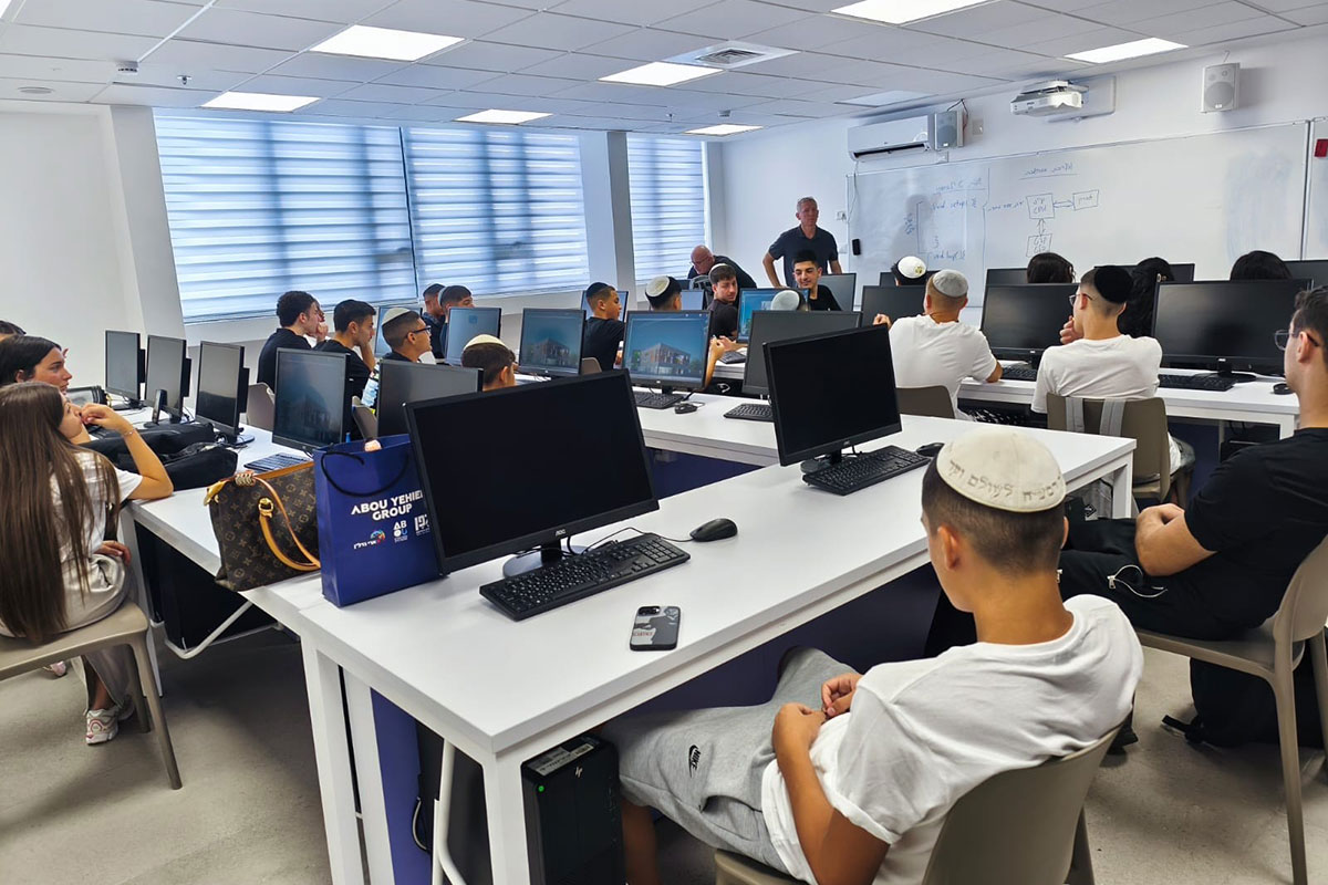 מקיף י' עם הפנים לעולם טכנולוגי תעשייתי מתקדם