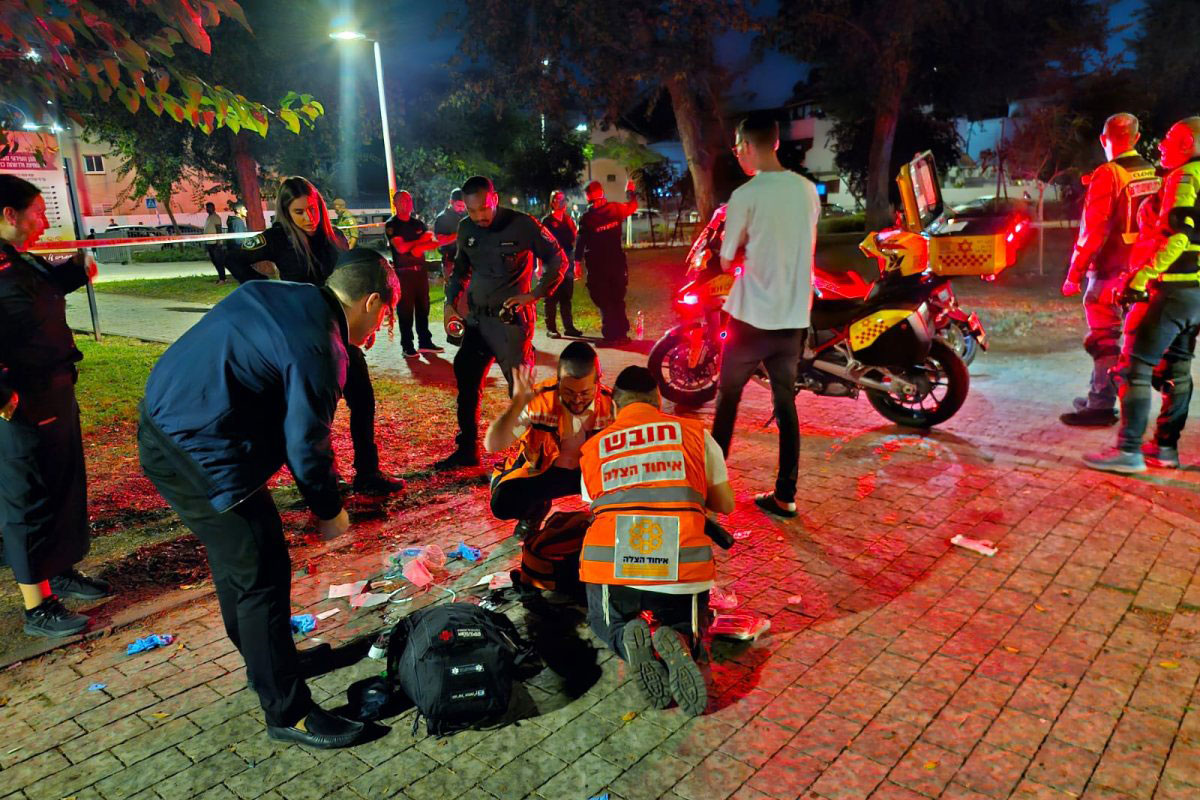 דרמה ברובע ב’: גבר בן 50 דקר את עצמו לעיני השוטרים – פונה במצב קשה