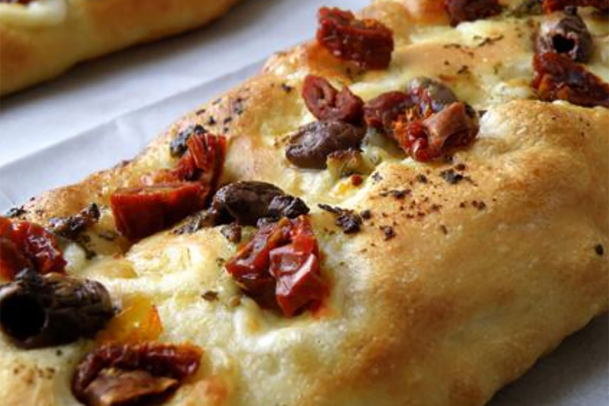 מתכון: פוקאצ’ה במילוי בזיליקום, אגוזים, מוצרלה וזיתי קלמטה