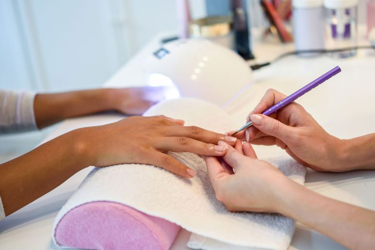 מוצרים למניקוריסטיות: המדריך השלם לציוד המקצועי שכל סטודיו חייב