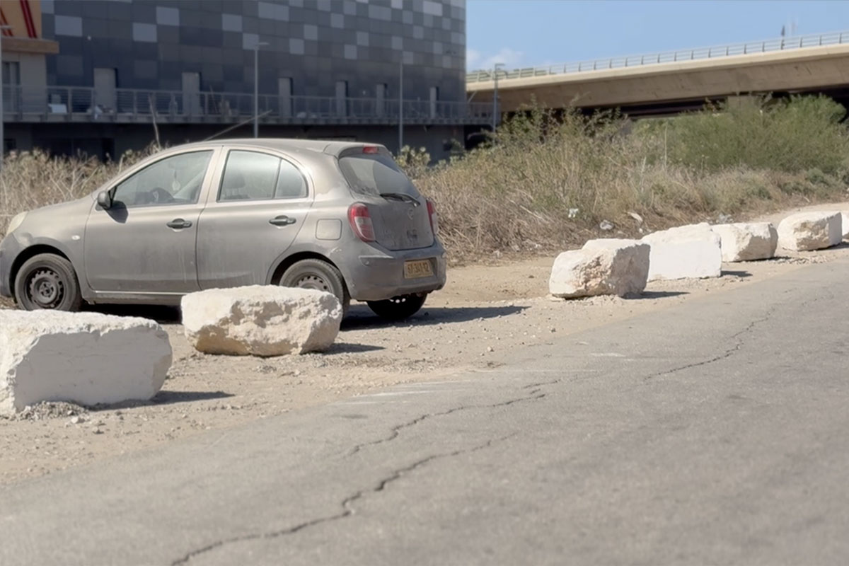 ״יצאנו לבדוק״: כתבת וידאו – האבנים שחסמו את הדרך לרכבת – ומי באמת משלם את המחיר