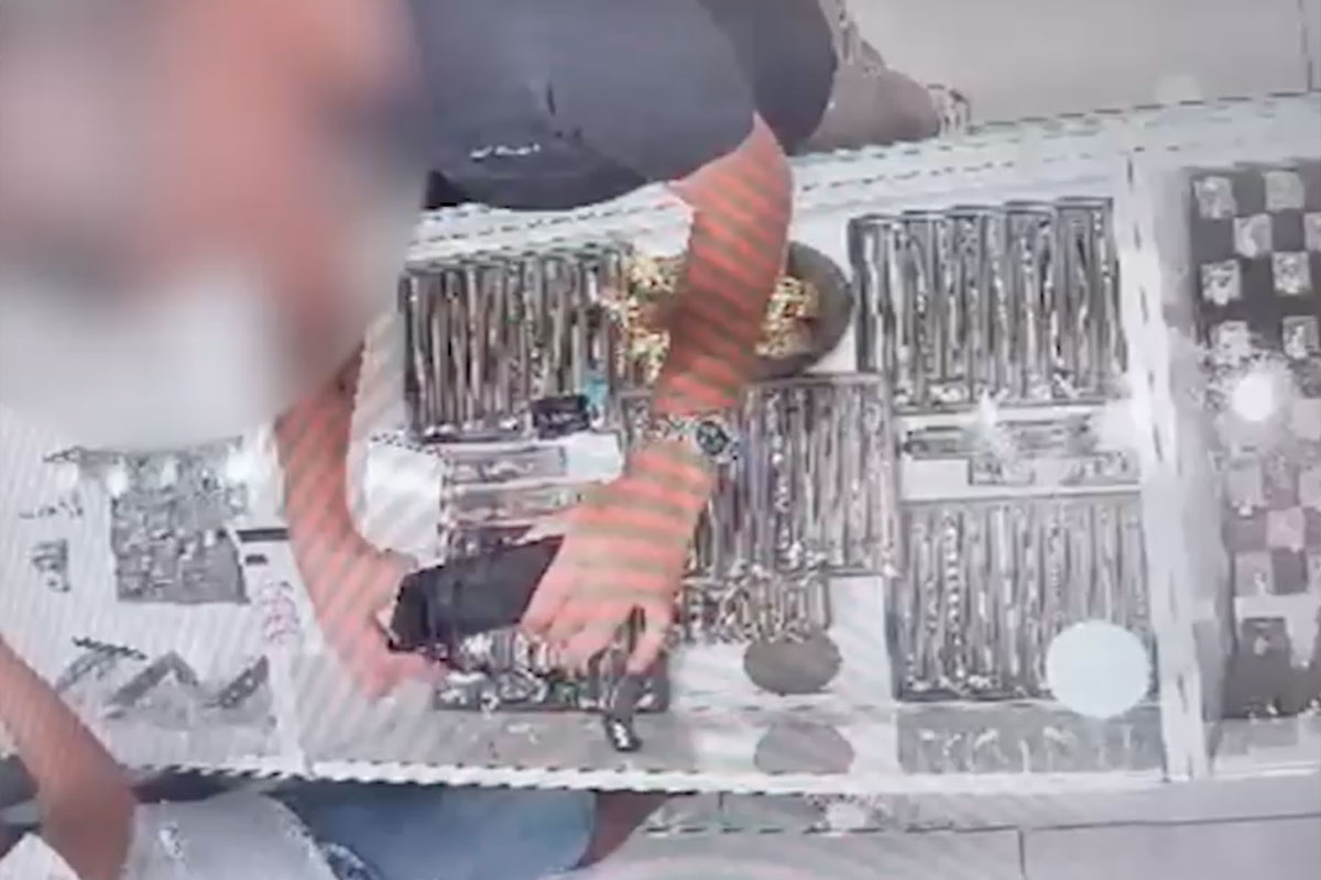 תיעוד וידאו: נתפס על חם גנב צמידי הזהב