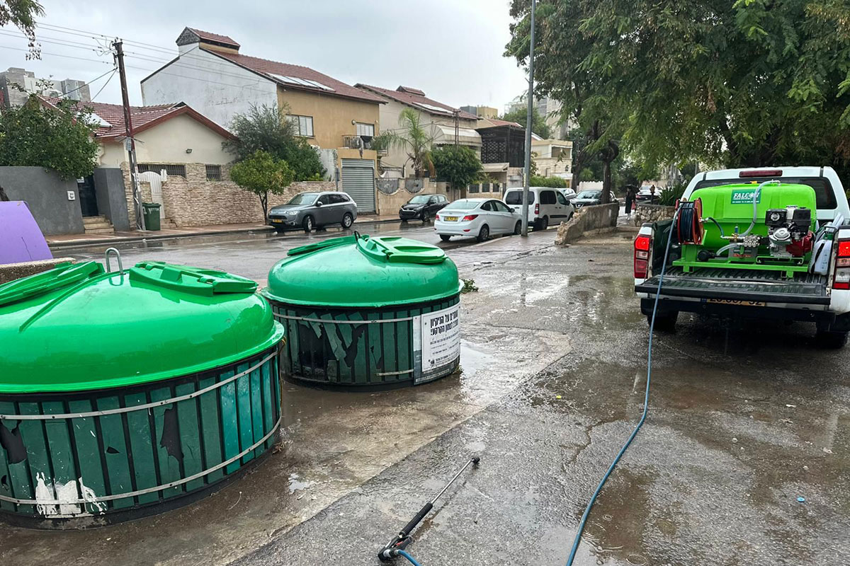 3 צוותים פועלים במקביל לשטיפת מתקני טמוני האשפה.