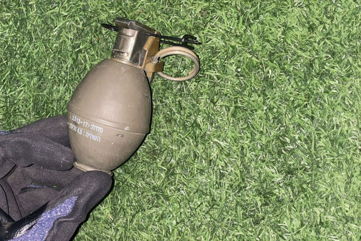 רימון הלם הושלך לעבר בניין מגורים