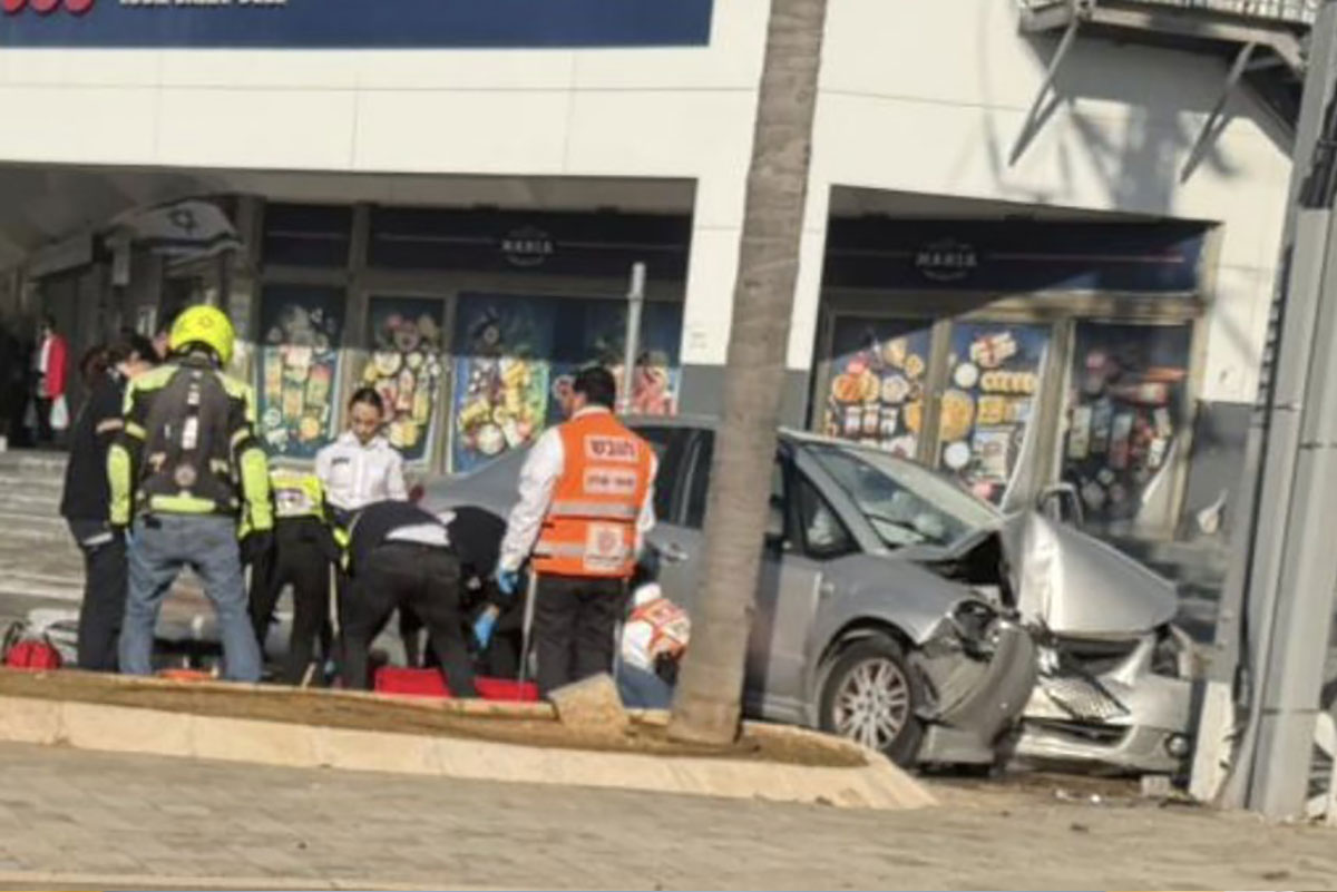 איבד שליטה והתנגש בעמוד חשמל