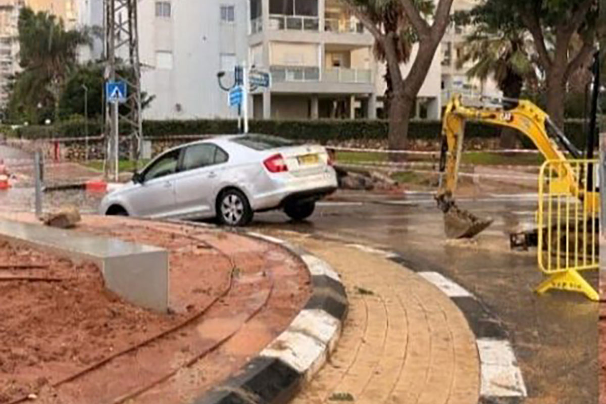 רכב נפל לבור בו התפוצץ צינור מים