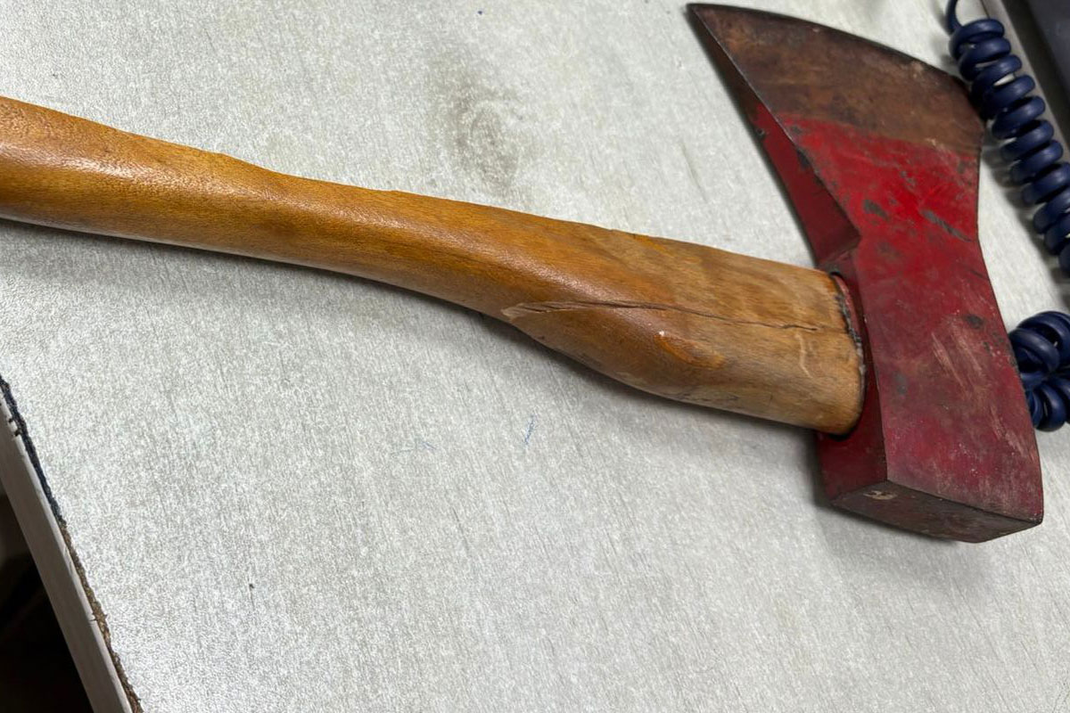 תושב העיר אשר נצפה רודף אחרי עוברי אורח שבידו גרזן