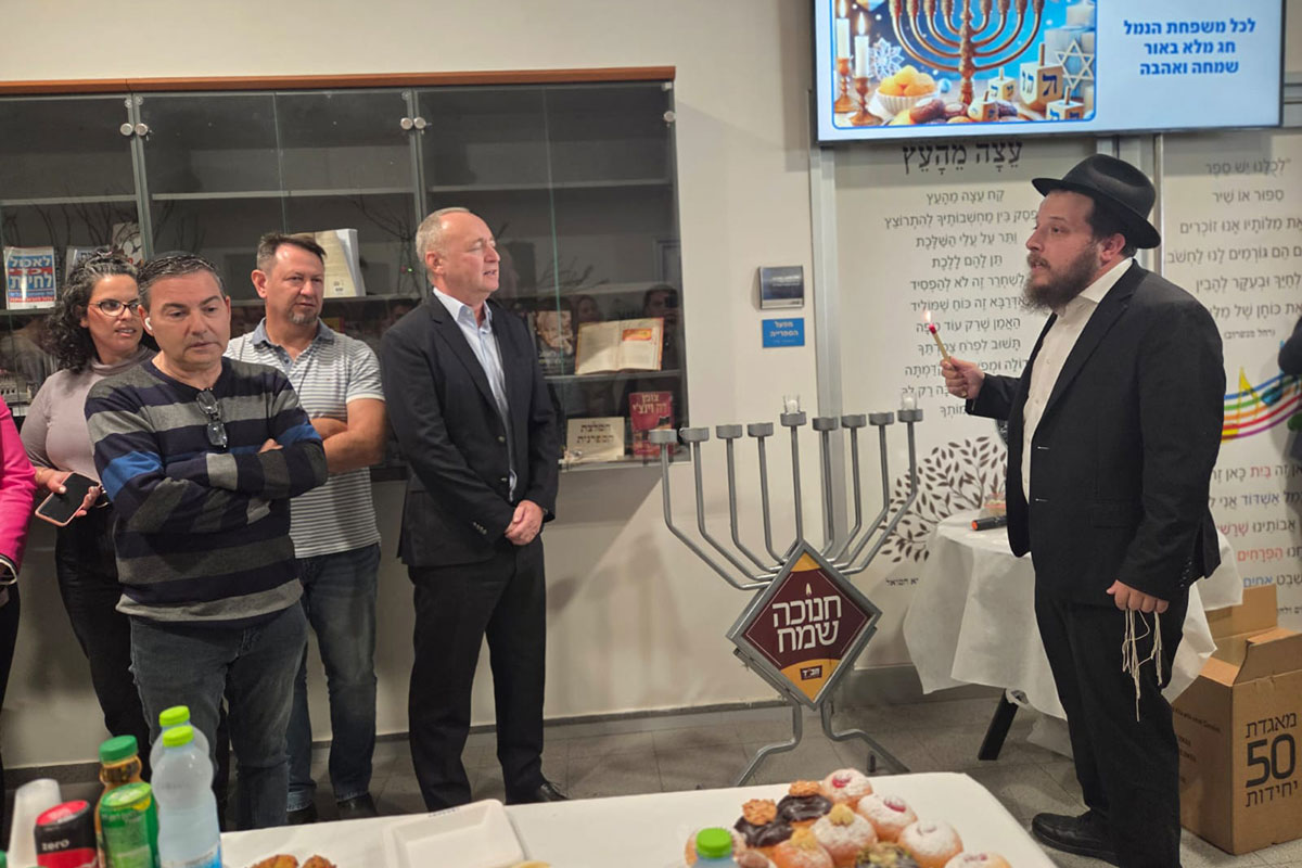 נר ראשון של חנוכה בנמל אשדוד