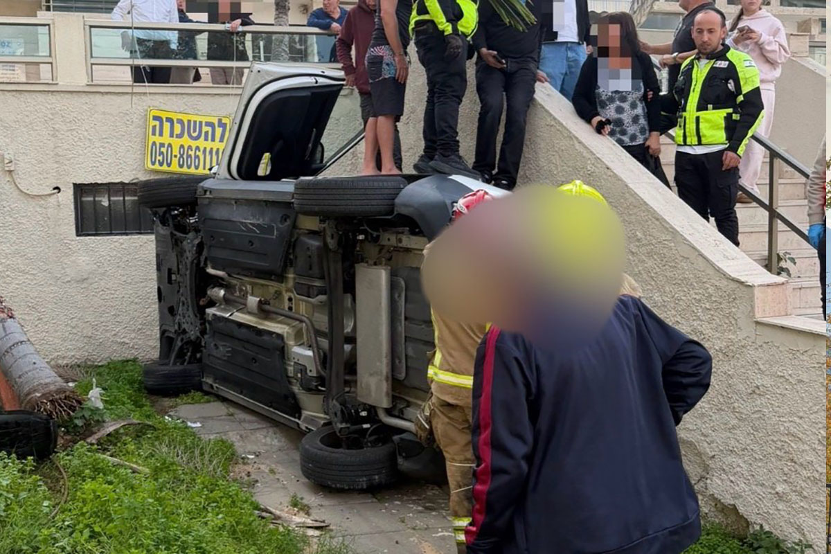 רכב התהפך ברחוב האלמוגים ונעצר בחומה: שני נפגעים קל