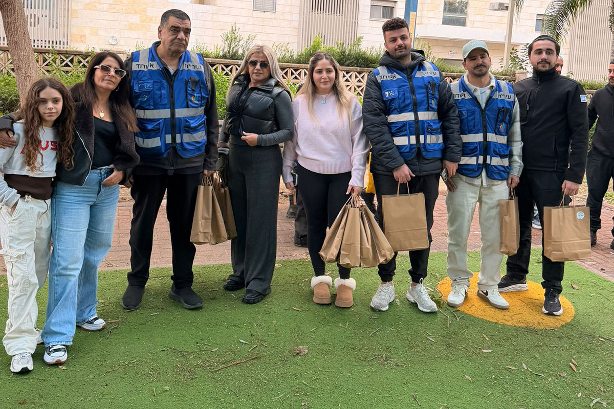 המחווה המרגשת של משפחת חסידים לעובדי הניקיון