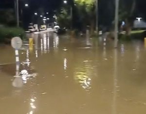 גשמים כבדים ורוחות חזקות מאוד באשדוד: הצפות במספר רחובות, אין נפגעים
