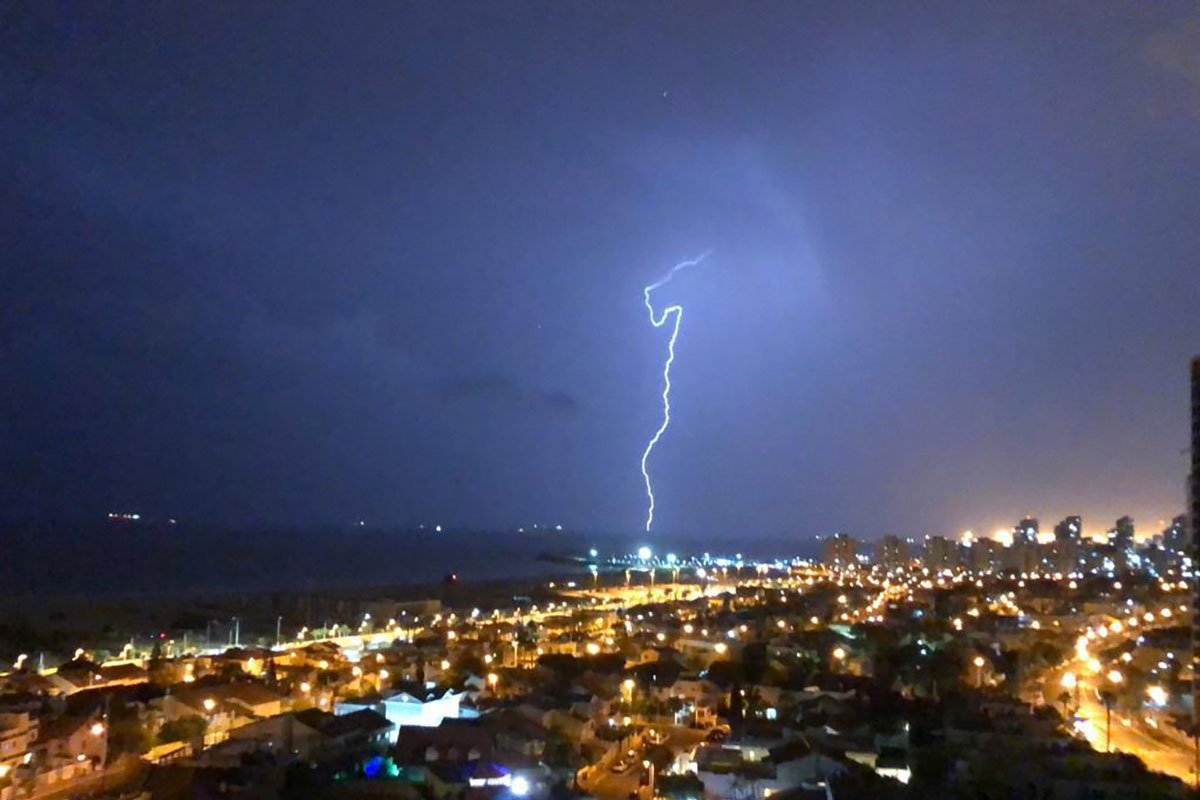 רוחות עזות וסכנה ממשית: העירייה העלתה כוננות, עצים קרסו ברחבי אשדוד