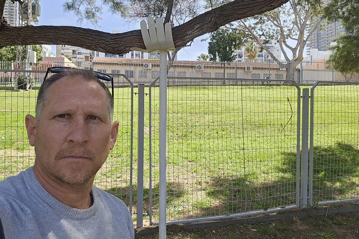 נותנים יד לעצים הוותיקים של העיר