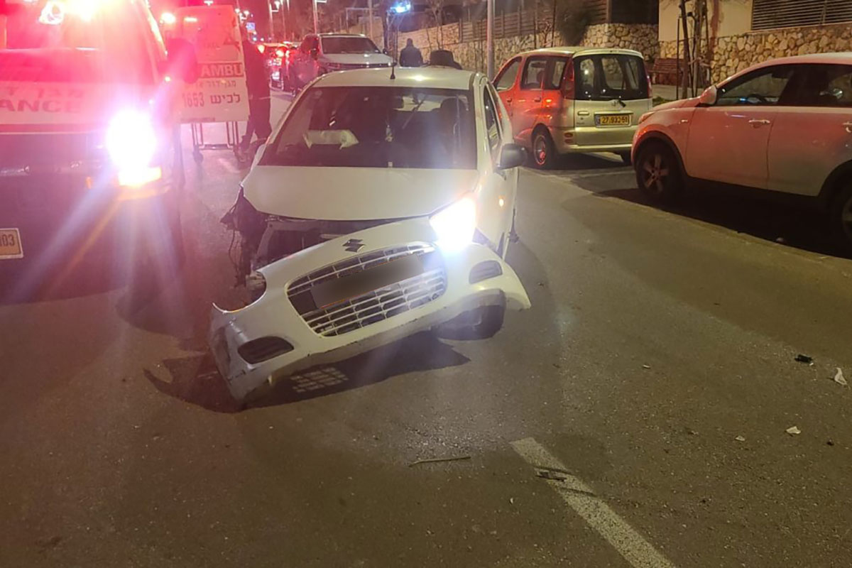 תאונה הלילה באשדוד: נהג איבד שליטה ופגע בשני רכבים חונים, מצבו בינוני