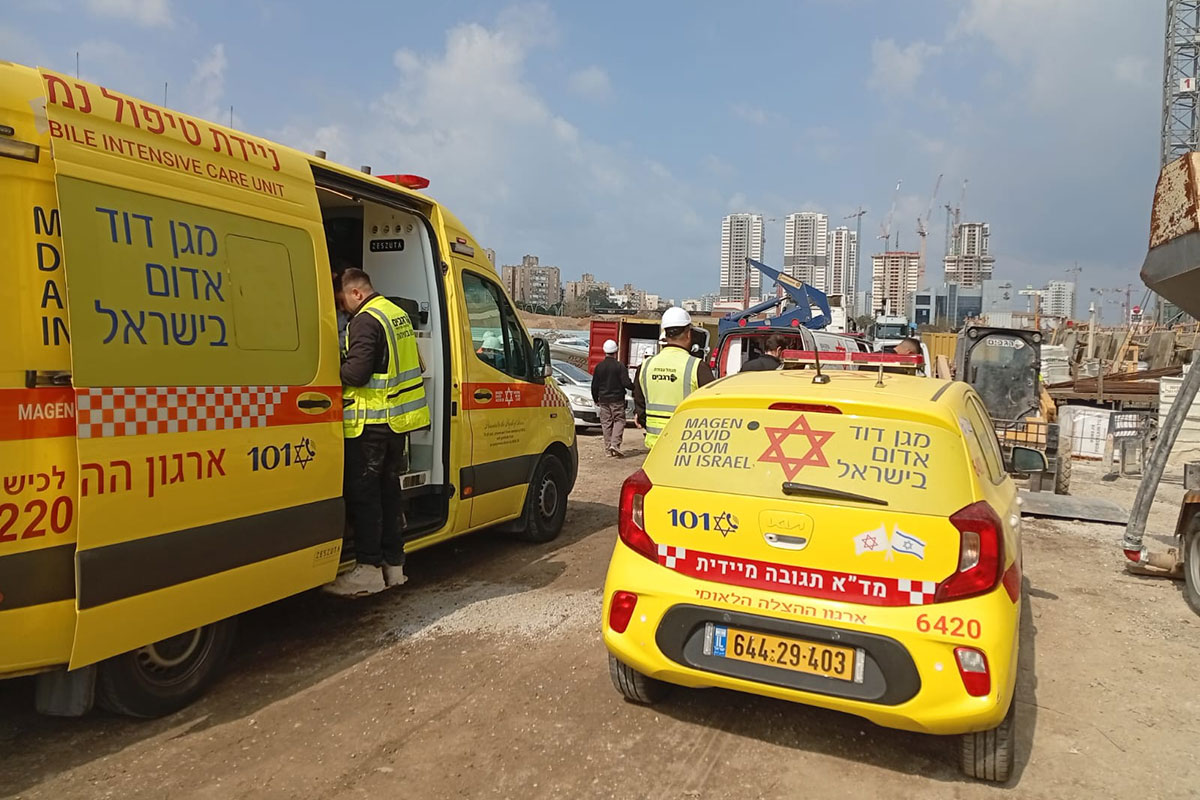 פועל נפצע בינוני בתאונת עבודה באתר בנייה ברחוב לוחמי האש