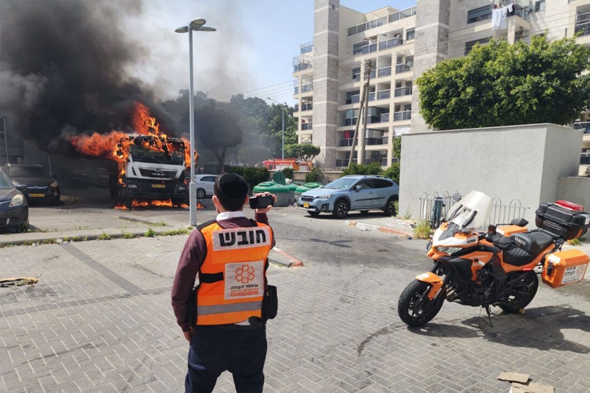 אש ברובע ו׳: משאית אשפה עלתה באש בלב שכונת מגורים, נבדקים כל הכיוונים
