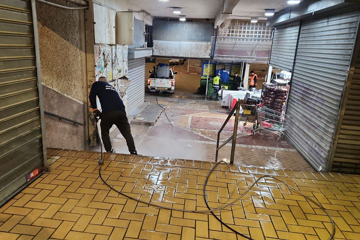 פסח בפתח: ניקיון אינטנסיבי במרכזים המסחריים ברחבי העיר