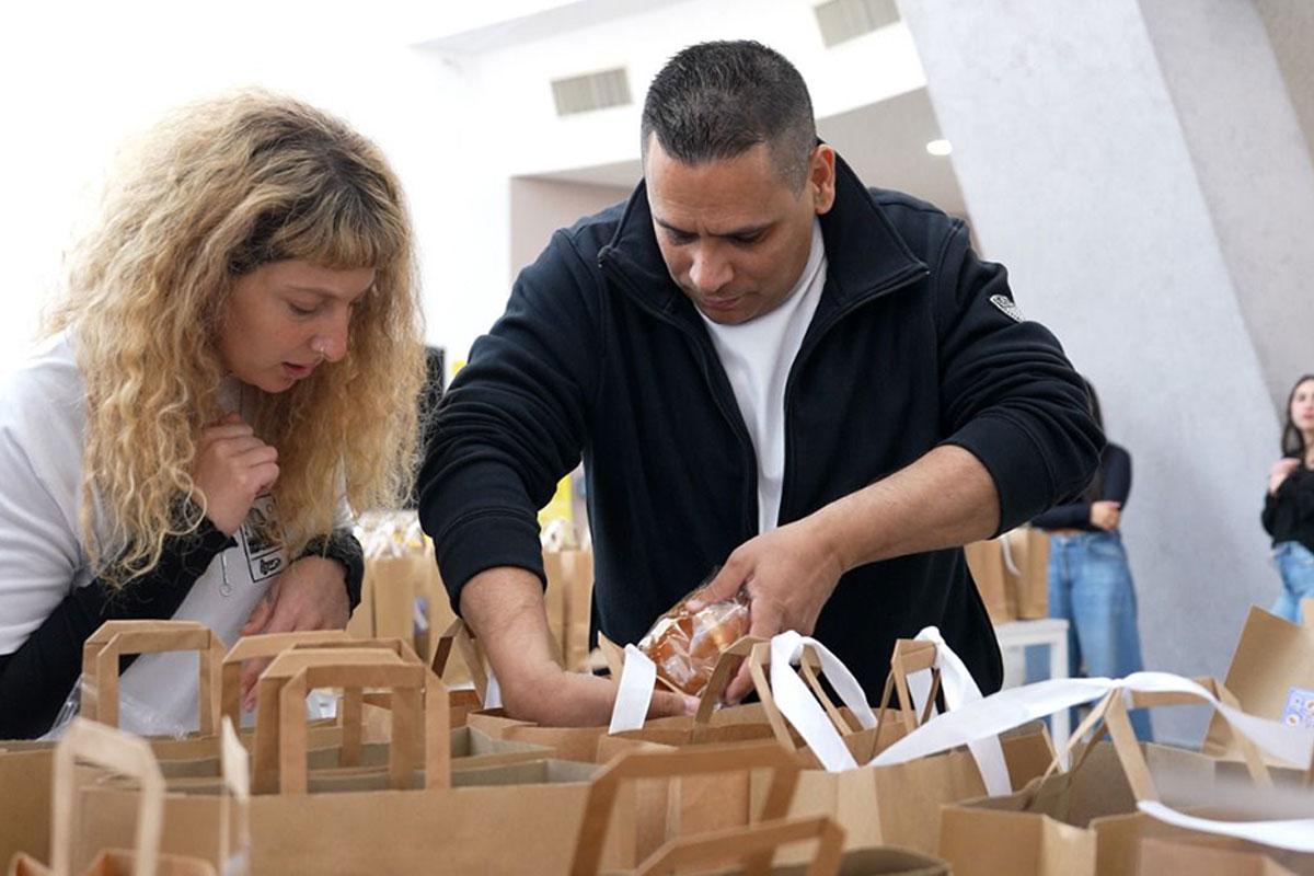מרכז כיוונים חילק לחיילים בודדים בני העיר סך כולל של 25,000 ש״ח מתנה לחג הפסח: