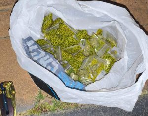 שני חשודים נעצרו כשברשותם סמים, סכין ואמצעים החשודים להכנת מטענים