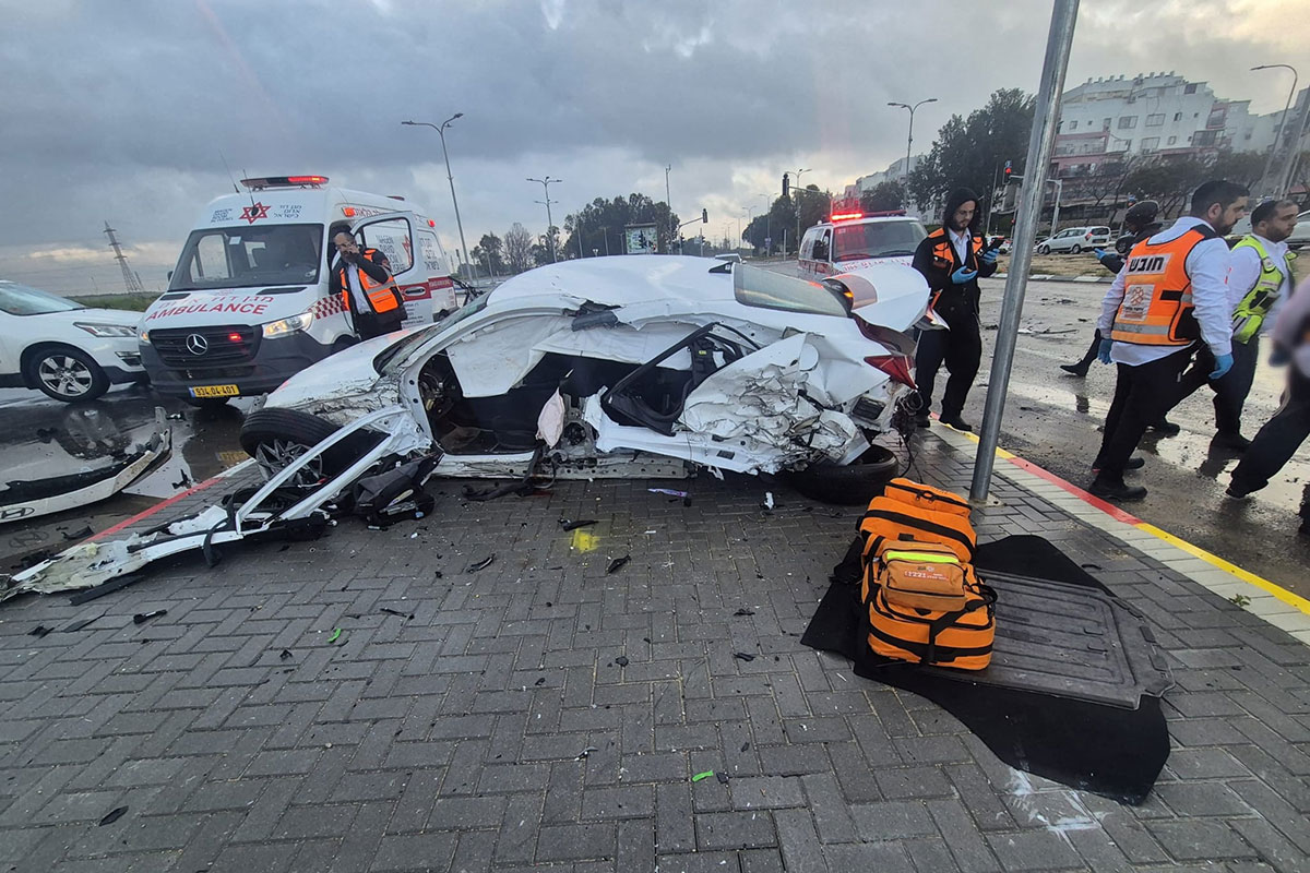 אשדוד: נהג כבן 38 נפצע בינוני עד קשה בתאונת דרכים, שלושה נפגעים נוספים באורח קל