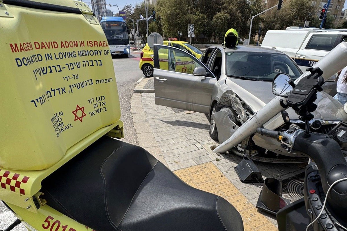רכב התנגש בעמוד, 2 נערות משלמות את המחיר בפציעות גפיים