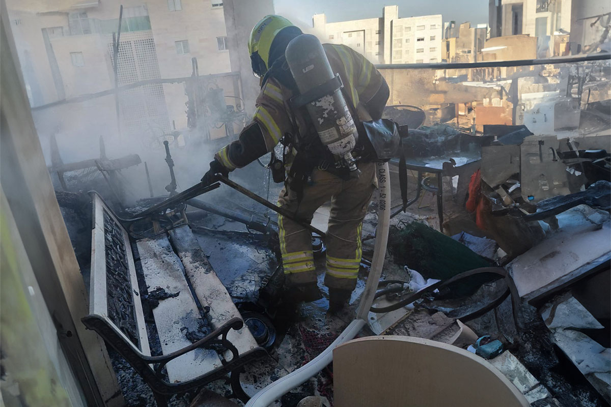 שריפה פרצה במרפסת דירה באשדוד: שלושה נפגעים קל משאיפת עשן