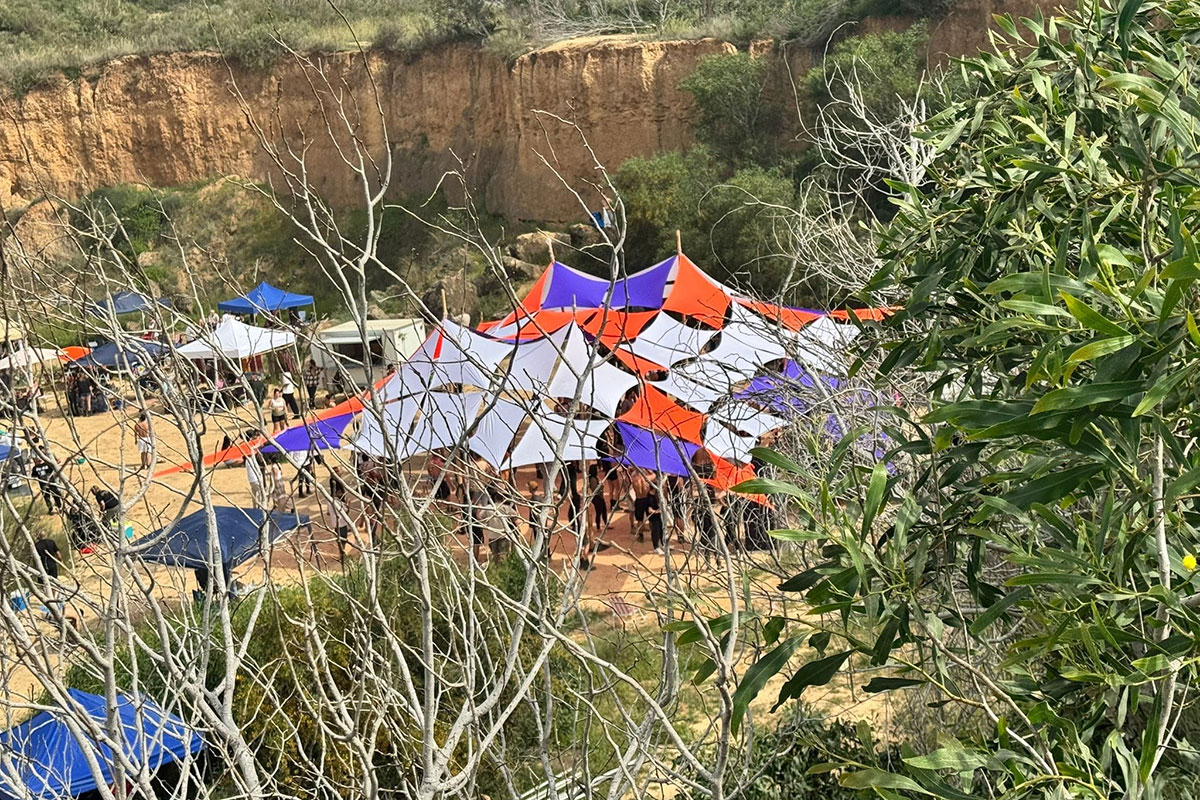 בניגוד להוראות: המשטרה פיזרה מסיבת טבע עם כ-300 משתתפים באשדוד