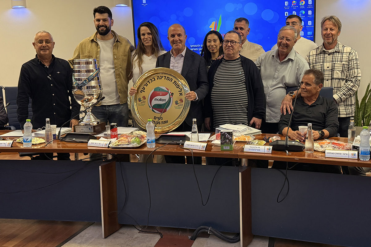 שחקניות מכבי אשדוד בכדורעף נשים הגיעו אל אולם המועצה יחד עם גביע המדינה וצלחת האליפות