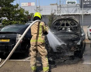 לוחמי האש פעלו בשתי זירות שריפה באשדוד: רכב עלה באש ודליקה פרצה בדירה בעיר