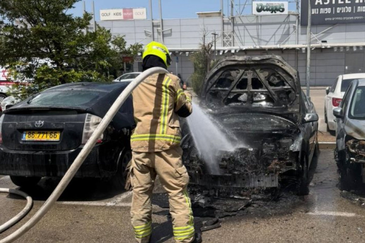 לוחמי האש פעלו בשתי זירות שריפה באשדוד: רכב עלה באש ודליקה פרצה בדירה בעיר